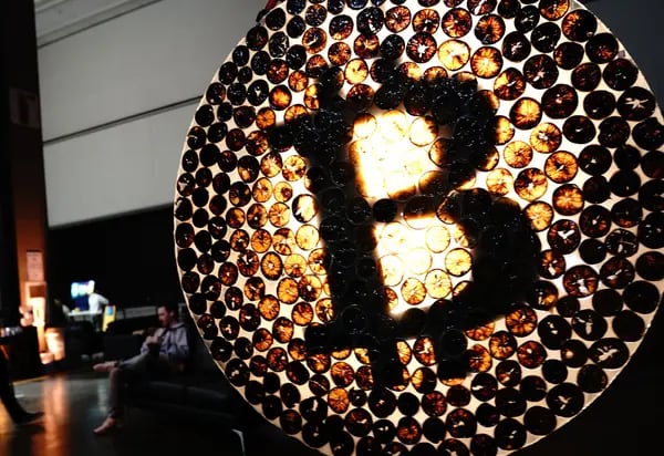 Un icono de Bitcoin iluminado durante el NFT LA en Los Ángeles, California.