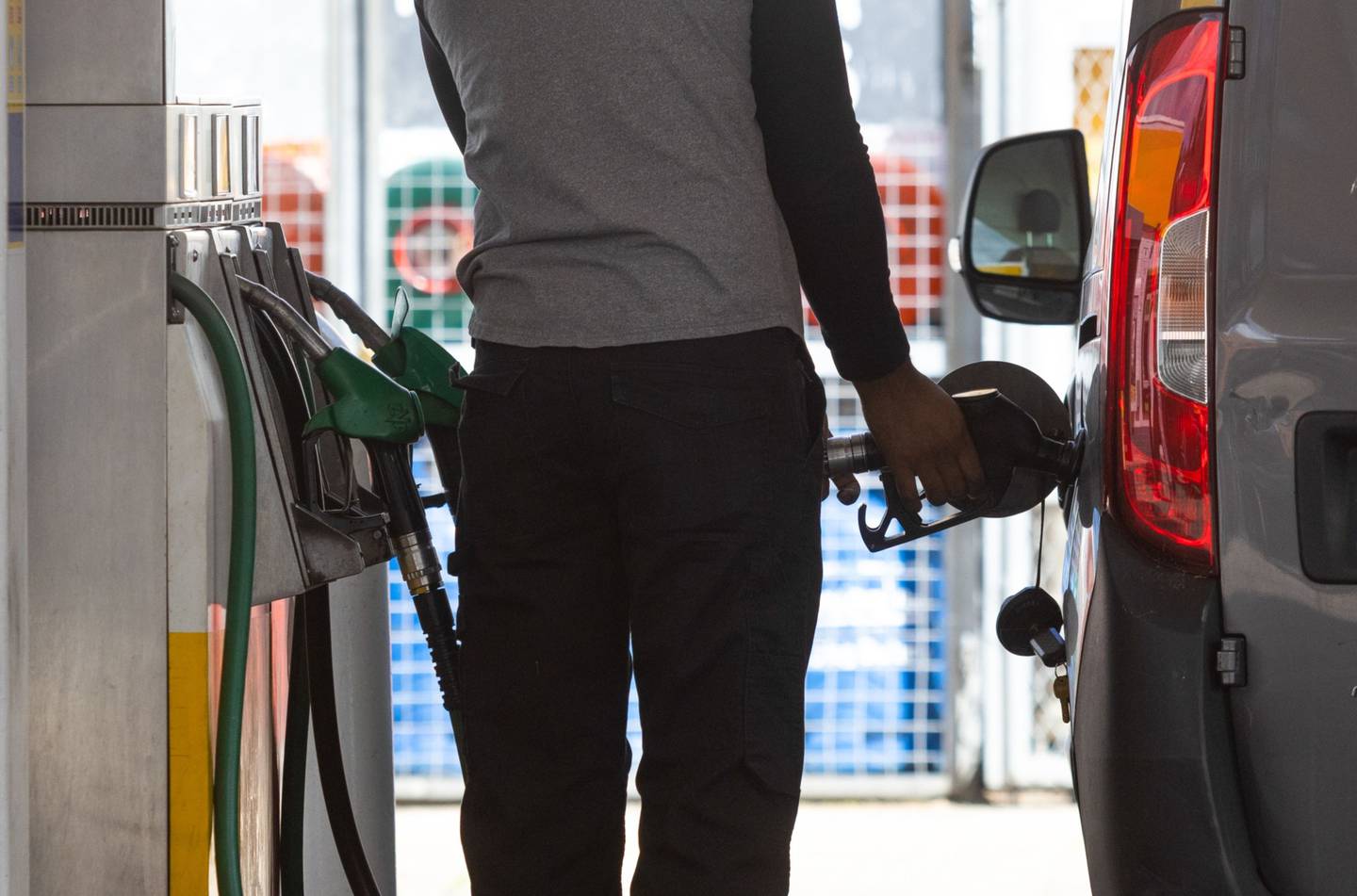 El ministro de Hacienda, José Antonio Ocampo, anunció que en octubre comenzarán las alzas graduales en el precio de la gasolina.