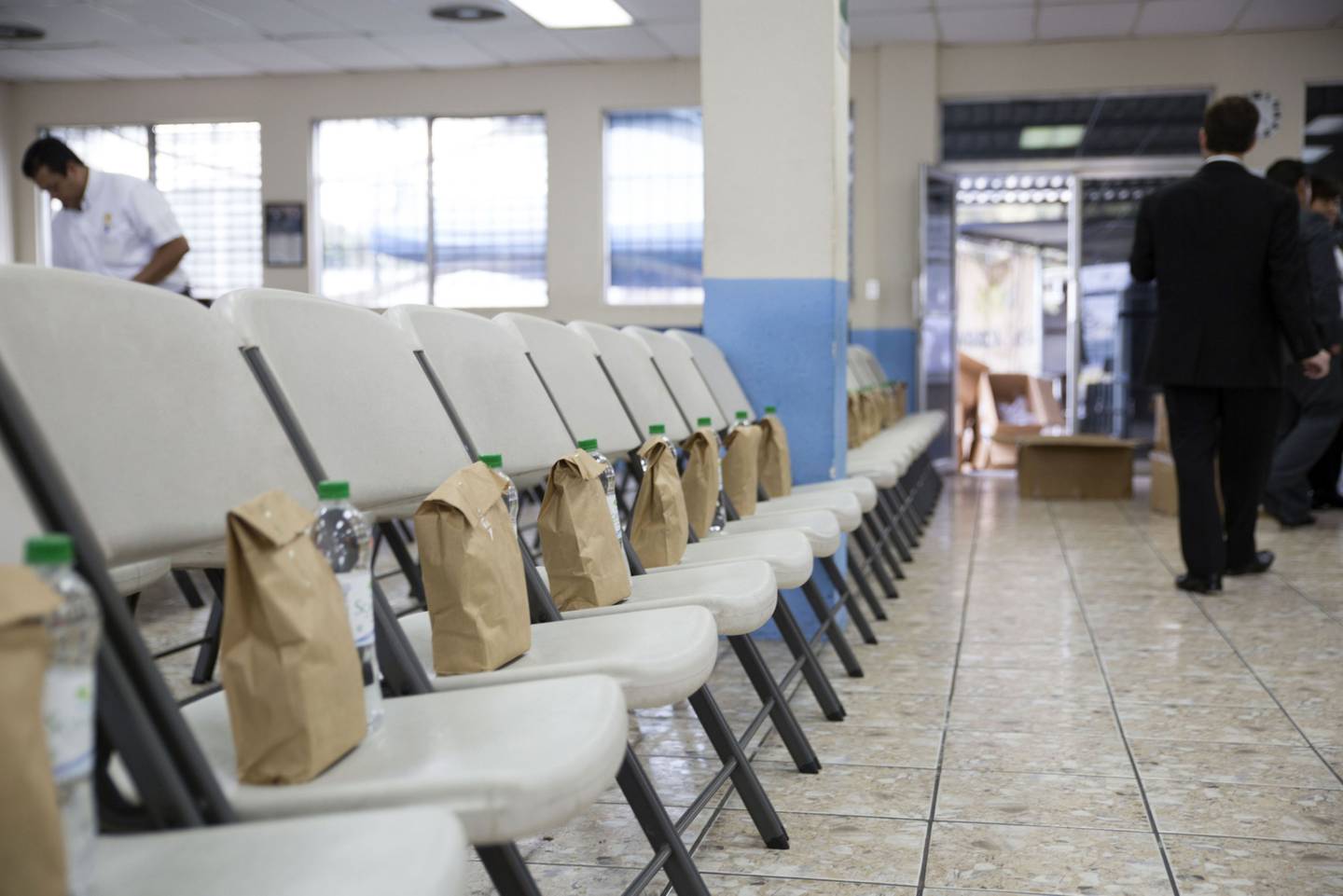 Los guatemaltecos deportados son recibidos por personal de Migración a quienes les entregan una bolsa con alimentos a su arribo al país.dfd