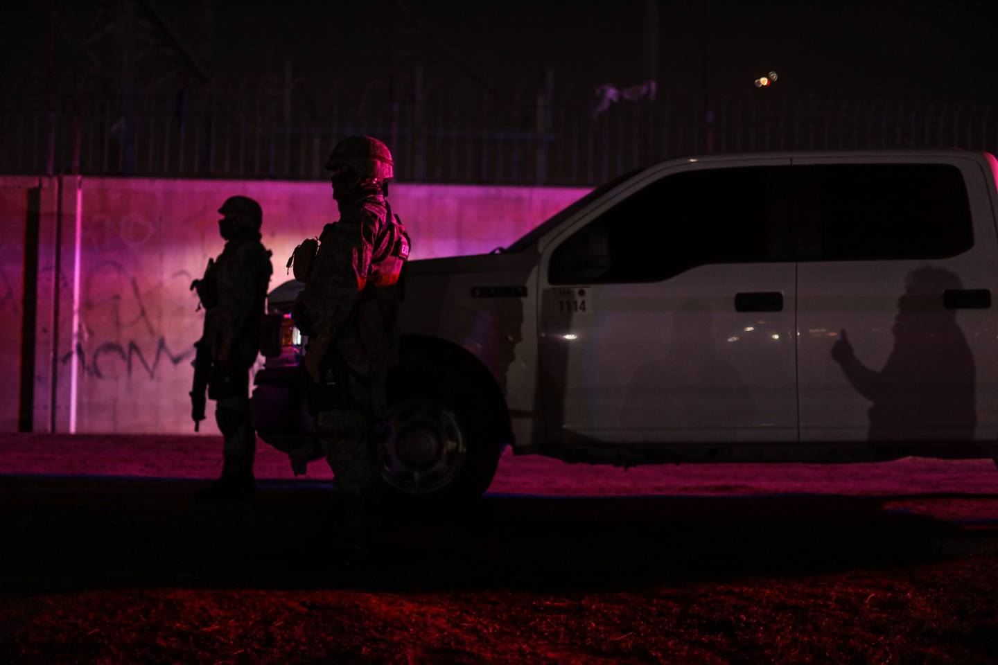 Miembros de la Guardia Nacional aseguran una escena del crimen después de que tres residentes fueran encontrados muertos en Tijuana, México, el jueves 10 de febrero de 2022.