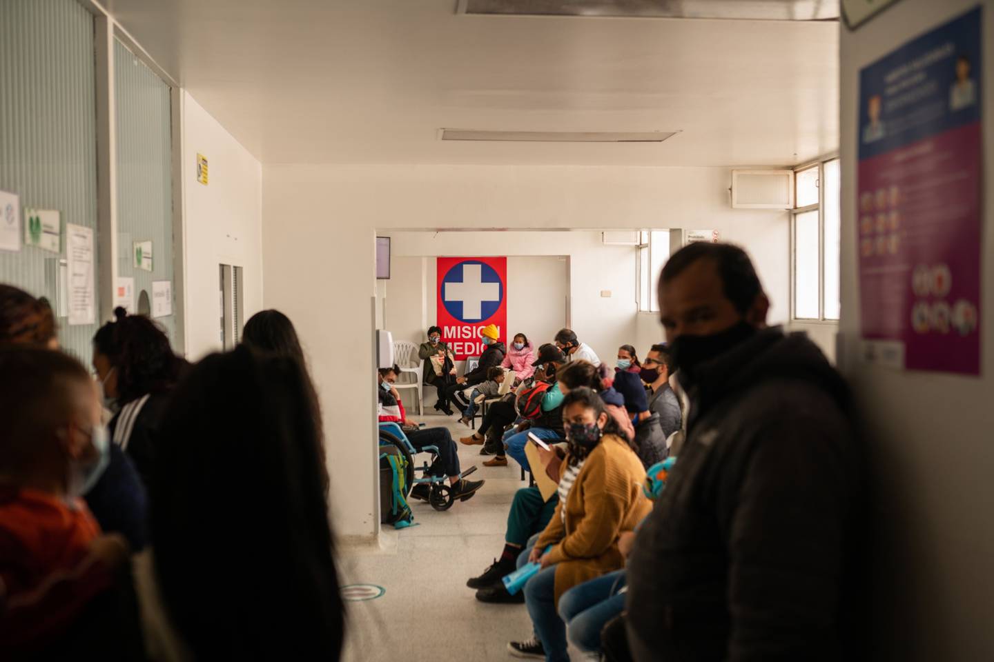 Pacientes en una sala de espera en Soacha, departamento de Cundinamarca, Colombia, el viernes 9 de julio de 2021.