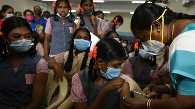 Uma menina é inoculada com a vacina Corbevax em Chennai, em 16 de março