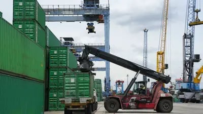 Un apilador de alcance mueve un contenedor de transporte marítimo en la terminal de contenedores IPC en el puerto de Tanjung Priok en Yakarta, Indonesia, el jueves 13 de abril de 2023. Indonesia publicará sus cifras comerciales el 17 de abril.