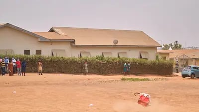 Zipline lança pacote com vacinas perto de um centro de saúde em Gana