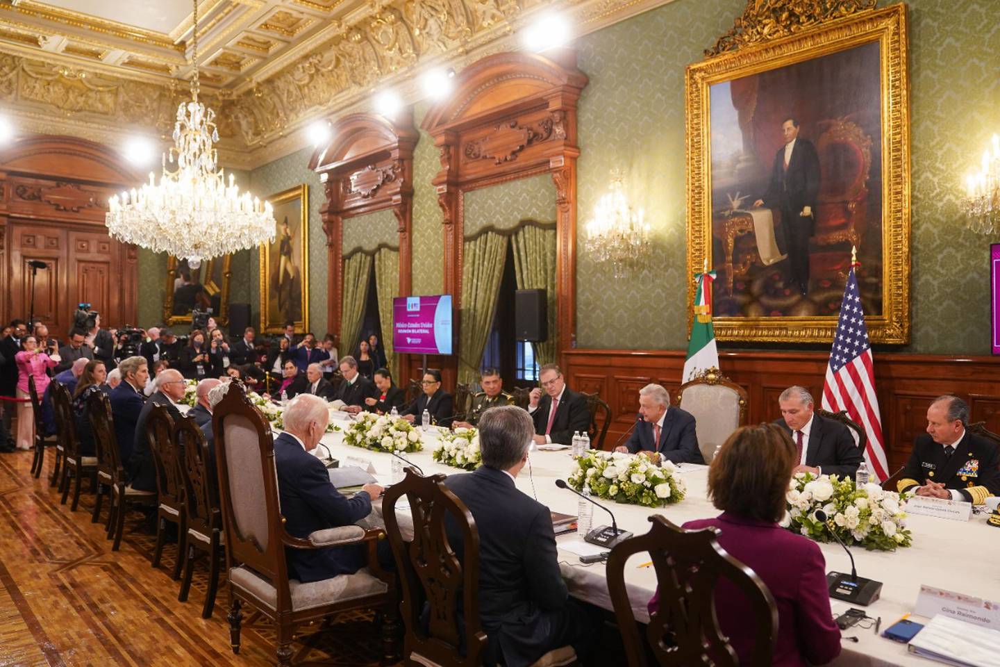 Los presidentes de México y EE.UU. sostuvieron una reunión bilateral privada en Palacio Nacional acompañados de sus gabinetes. (Cortesía: Gobierno de México)