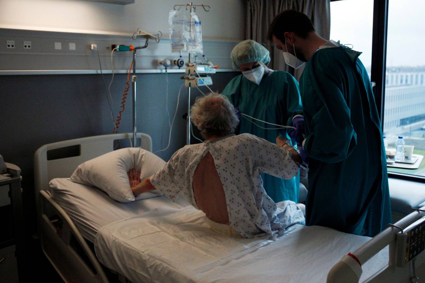 Trabajadores sanitarios asisten a un paciente en una unidad de Covid-19 en el hospital Clinique CHC Montlegia, de Lieja (Bélgica).