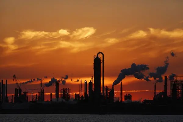 Las emisiones se elevan desde una refinería de petróleo al atardecer en Texas City, Texas, el jueves 16 de febrero de 2017.
