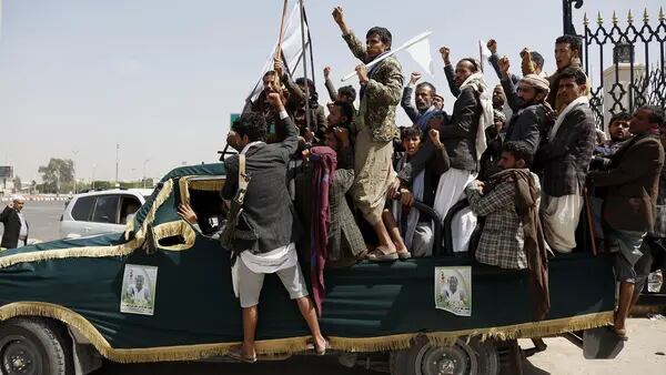 La coalición liderada por Arabia Saudí ataca Yemen tras el ataque al depósito de Aramcodfd