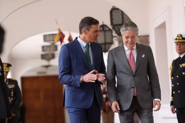 El presidente de Ecuador, Guillermo Lasso, dio la bienvenida a Pedro Sánchez en Quito.