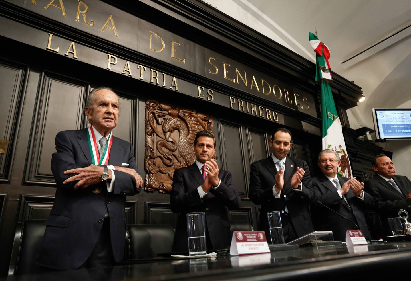 El empresario Alberto Baillères González durante la entrega de la medalla Belisario Dominguez en el Senado mexicano, acompañado por el expresidente priista Enrique Peña Nieto en noviembre de 2015. (Foto: Senado).