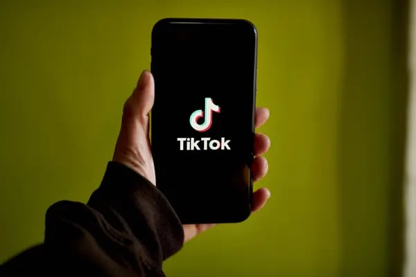 El logotipo de TikTok en un smartphone.