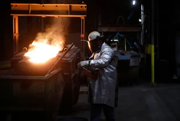 Un trabajador manipula un barril de hierro fundido durante la producción de utensilios de cocina en una fábrica de South Pittsburg, Tennessee.