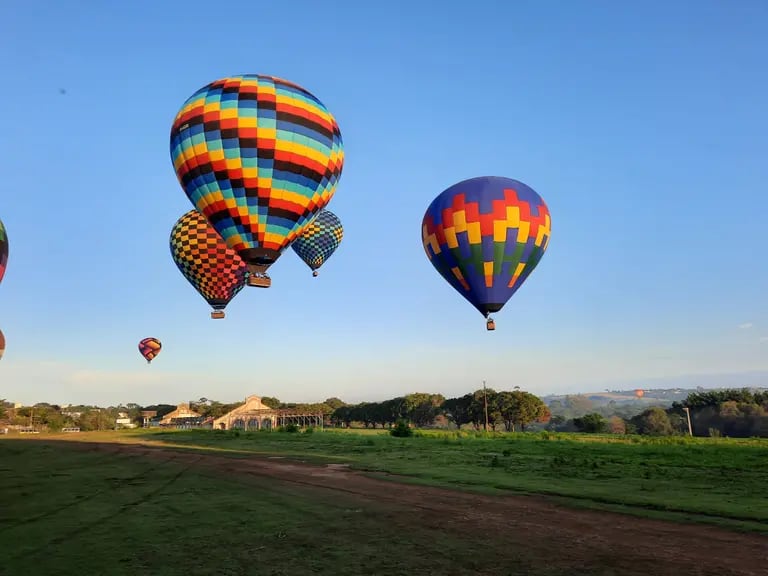 Balões ganham altitude nos primeiros minutos de voo em Boituvadfd