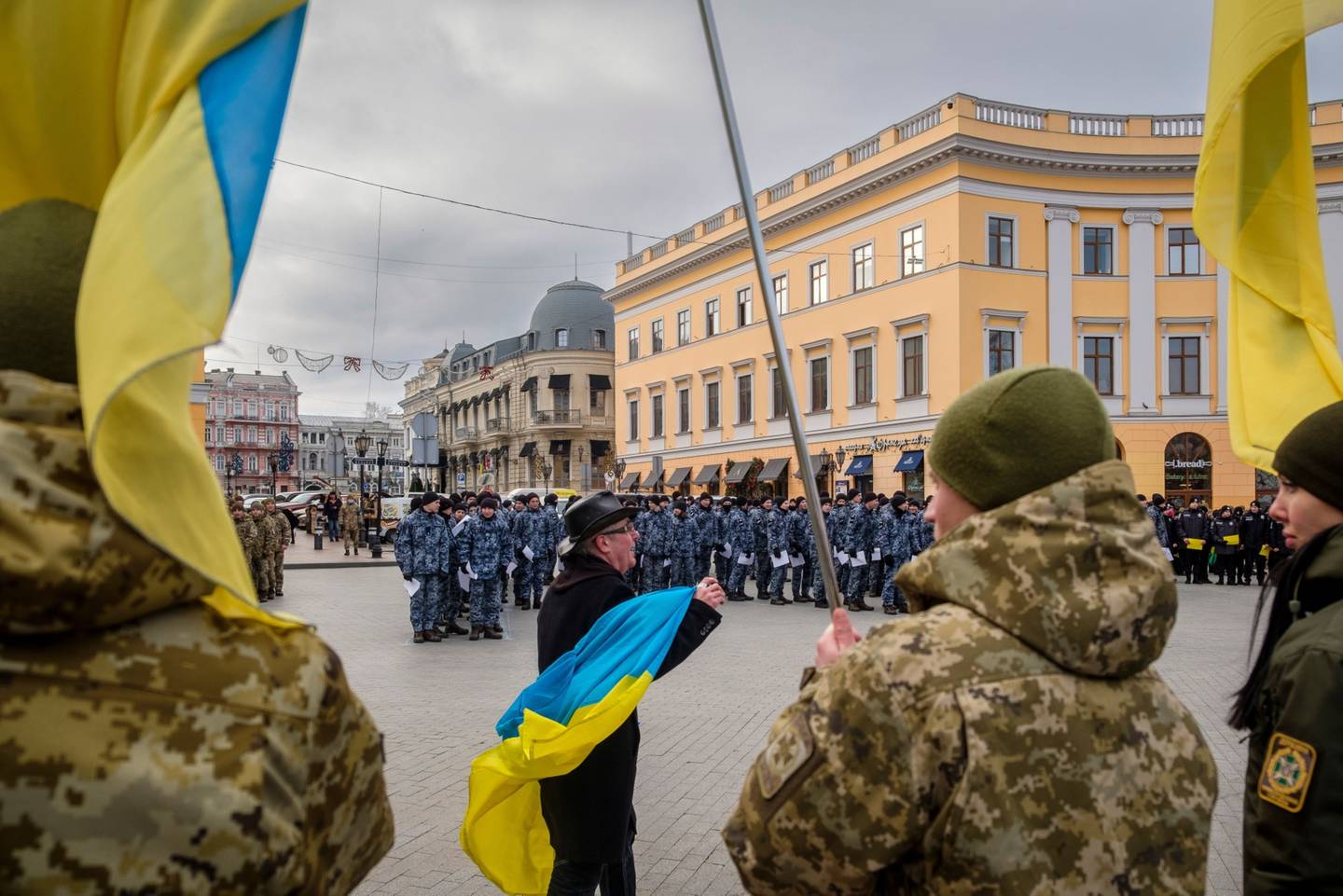 Un miembro del público ondea una bandera de Ucrania en un mitin al que asistieron soldados y policías en Odessa, Ucrania, el sábado 22 de enero de 2022.dfd