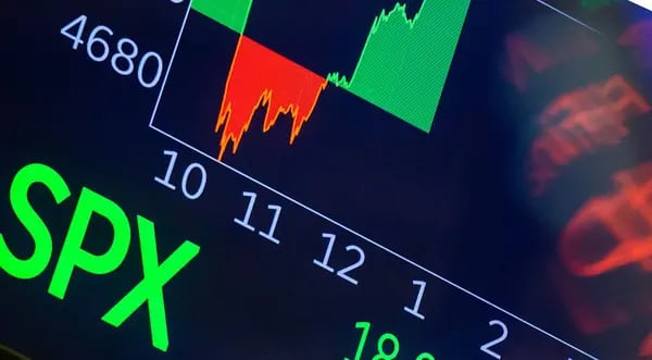 Un monitor muestra el S&P 500 en la Bolsa de Nueva York.