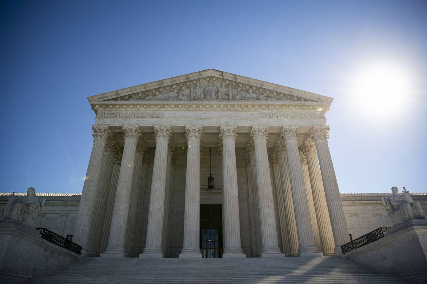 El Tribunal Supremo escuchó dos horas de argumentos en diciembre, y los seis jueces designados por los republicanos indicaron que permitirían que los estados comenzaran a prohibir el aborto mucho antes de lo que permiten ahora los precedentes del tribunal.