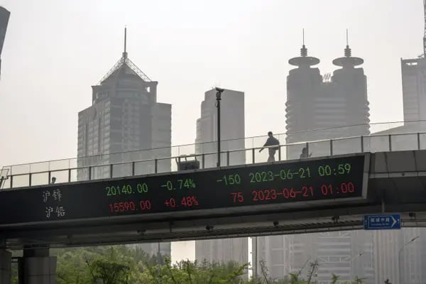 Un teletipo electrónico muestra cifras bursátiles en el Distrito Financiero Lujiazui de Pudong en Shanghái, China, el miércoles 21 de junio de 2023.