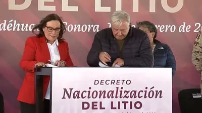 El presidente de México, Andrés Manuel López Obrador firma un decreto junto con la secretaria de Energía, Rocío Nahle García en el municipio de Bacadéhuachi, Sonora. (Imagen: YouTube).