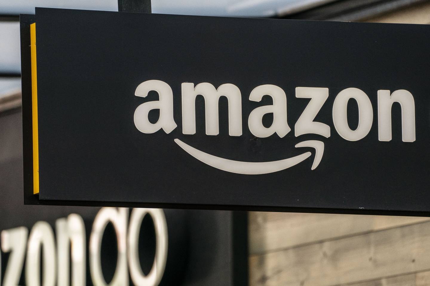 Un letrero de Amazon afuera de una de sus tiendaa Amazon Go en la sede de Amazon.com Inc. Foto por David Ryder/Getty Images