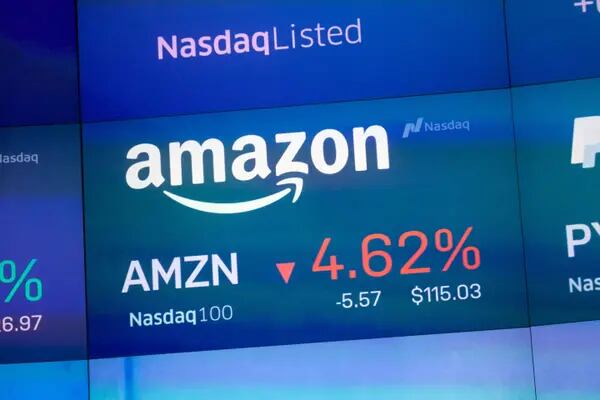 Ações da Amazon acumulam queda da ordem de 30% nos últimos 12 meses (Michael Nagle/Bloomberg)
