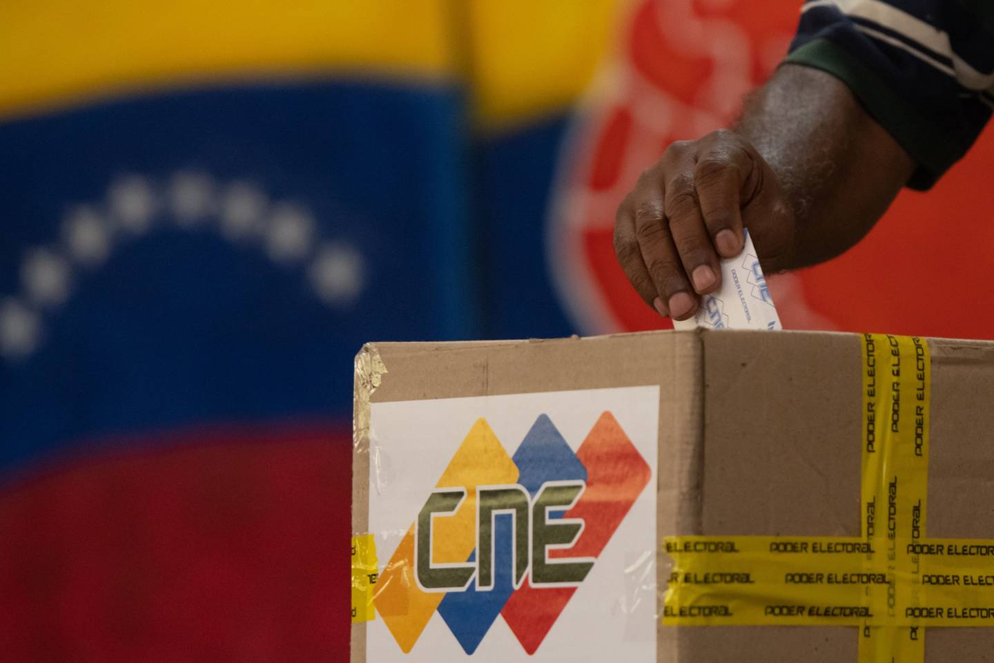 Os venezuelanos foram às urnas neste domingo (21)