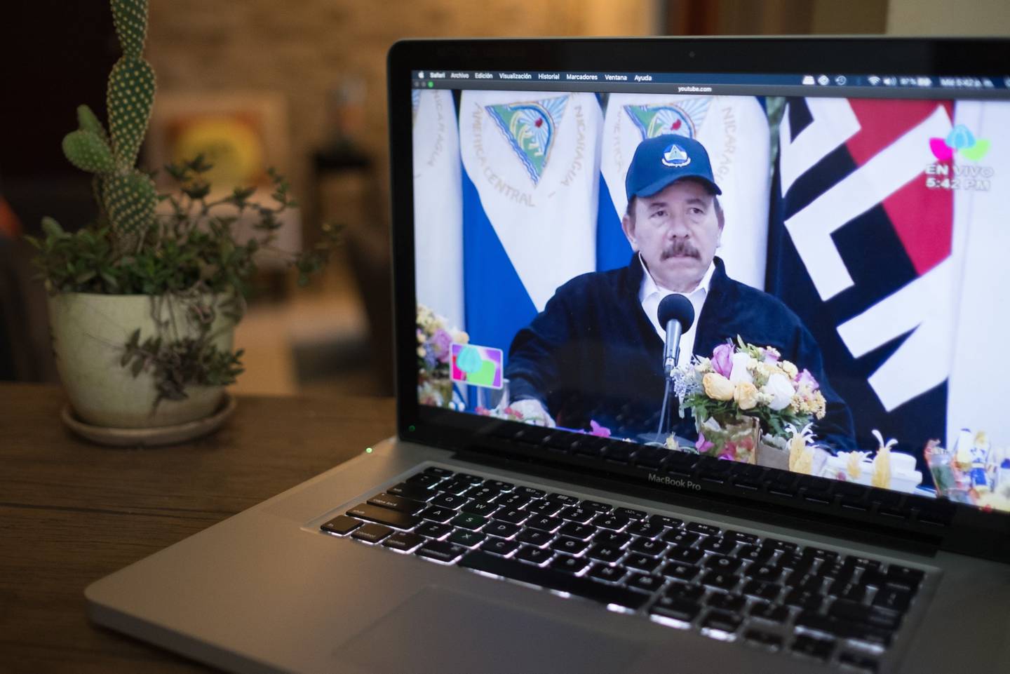 Daniel Ortega, presidente de Nicaragua, aparece en una pantalla de computadora portátil durante un discurso nacional televisado en esta fotografía arreglada en Managua, Nicaragua, el miércoles 15 de abril de 2020.