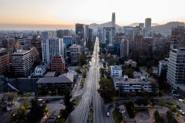 Calles vacías y el horizonte de Santiago en Chile.