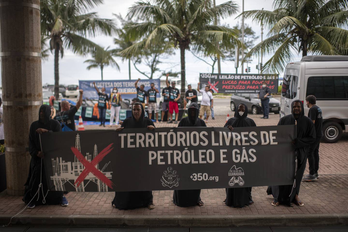 Pescadores da Baía de Guanabara erguem faixas contra a exploração de petróleo e gás, durante protesto em frente ao hotel Windsor Barra, no Rio de Janeiro, onde a ANP realizou, nesta sexta-feira, leilão de excedentes do pré-saldfd