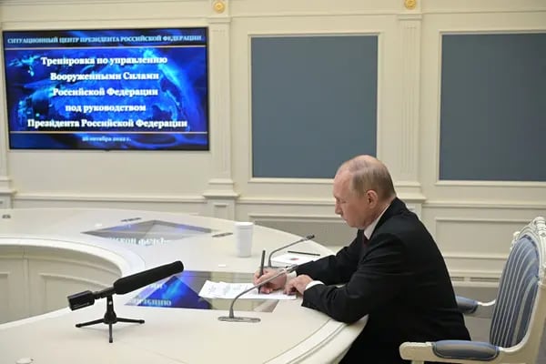 Vladimir Putin supervisa el entrenamiento de las fuerzas de disuasión estratégica, tropas encargadas de responder a las amenazas de guerra nuclear, a través de una videoconferencia en Moscú, el 26 de octubre.