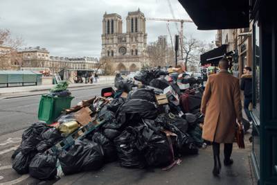 La basura se sigue acumulando en París con huelgas por reforma de pensionesdfd