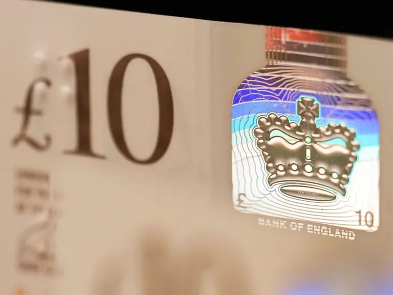 Un parche de lámina que contiene una imagen de la corona de la coronación en el billete británico de 10 libras en Londres, Reino Unido: Chris Ratcliffe/Bloombergdfd