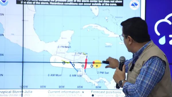 El Salvador suspende clases por huracán Julia, país en Estado de Emergenciadfd