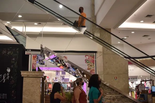 Compradores con máscaras protectoras caminan por el centro comercial Patio Brasil en Brasilia, Brasil, el miércoles 27 de mayo de 2020. Fotógrafo: Andre Borges/Bloomberg