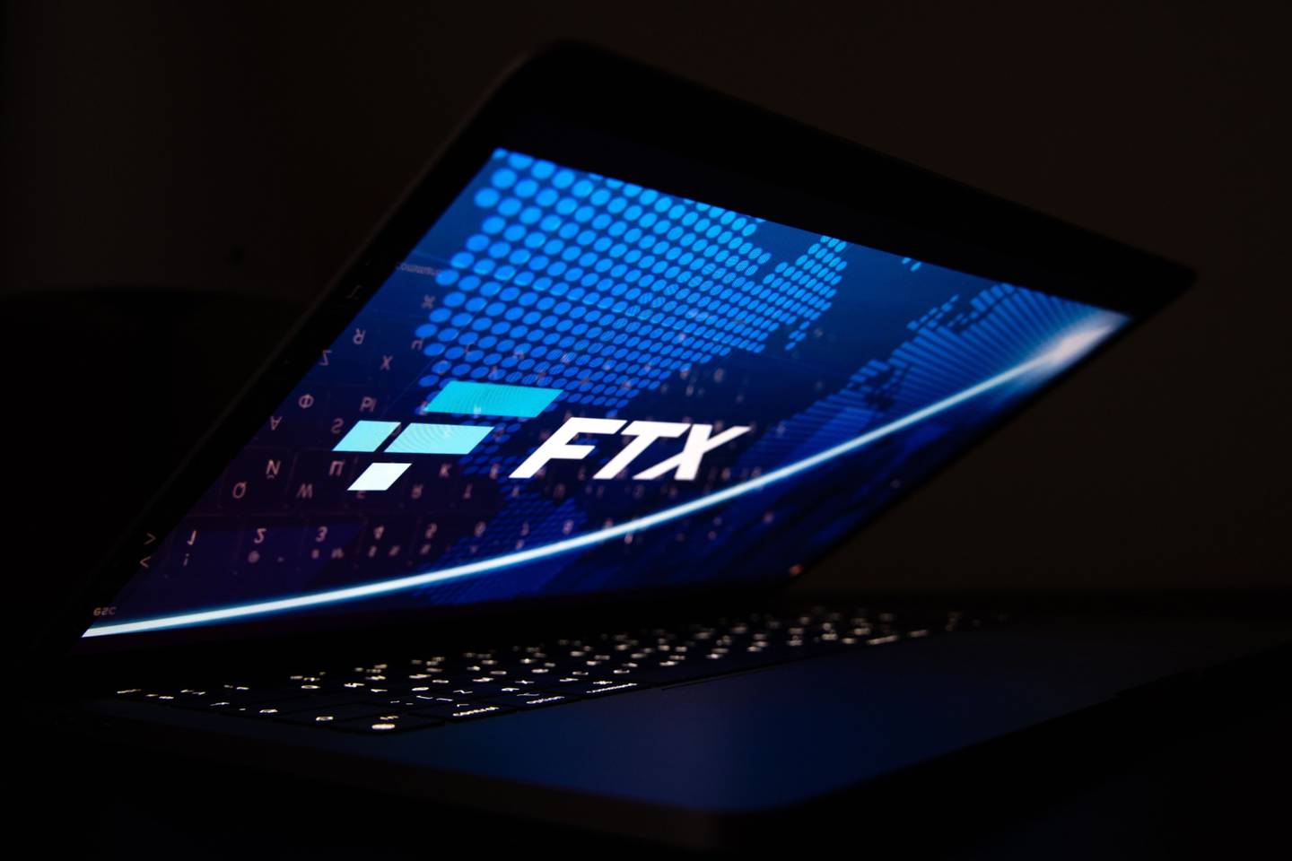 El logotipo de FTX Cryptocurrency Derivatives Exchange en la pantalla de un ordenador portátil en Riga, Letonia, el 24 de noviembre de 2022.