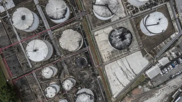 Tanques de almacenamiento en la refinería Petrobras Reduc en Duque de Caxias, estado de Río de Janeiro, Brasil, el jueves 21 de octubre de 2021.