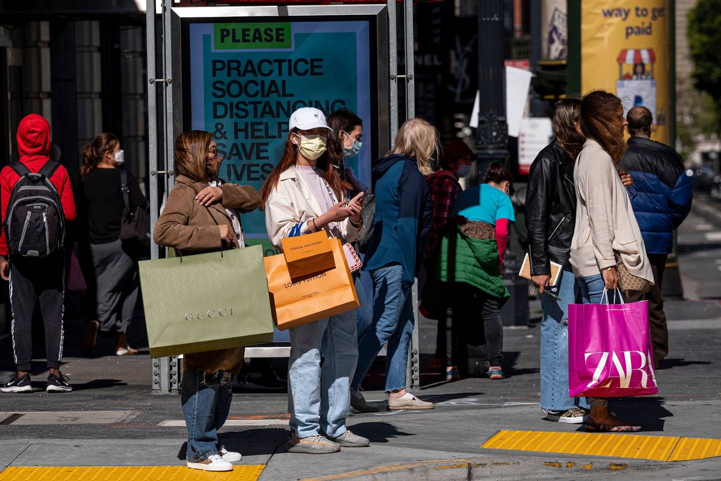 Personas esperan para entrar a una tienda en San Francisco