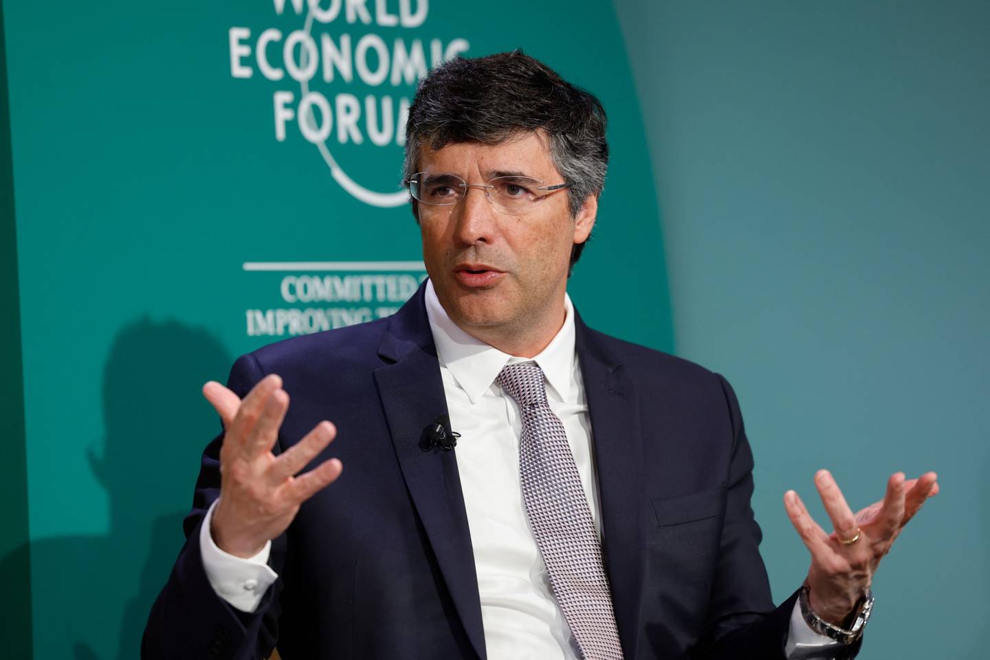 Andre Esteves durante una mesa redonda en el Foro Económico Mundial de Davos, Suiza, en enero de 2023.