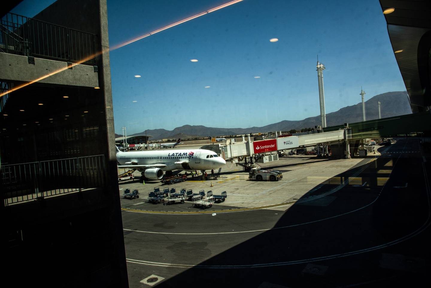 Un avión de LATAM Airlines en la pista del Aeropuerto Internacional Arturo Merino Benítez (SCL) en Santiago, Chile, el lunes 7 de marzo de 2022.