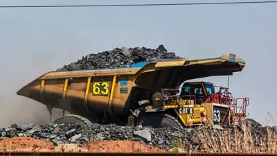 Un camión minero transporta carbón en la planta de procesamiento de carbón de Phola en Ogies, Sudáfrica, el viernes 15 de octubre de 2021. Fotógrafo: Waldo Swiegers/Bloomberg