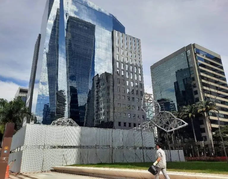 A 20-meter-long metal whale will become the new attraction on Avenida Faria Lima, in the recently inaugurated building B32, Facebook's new headquarters in Brazil, at the intersection with Rua Leopoldo Couto de Magalhães,  
dfd