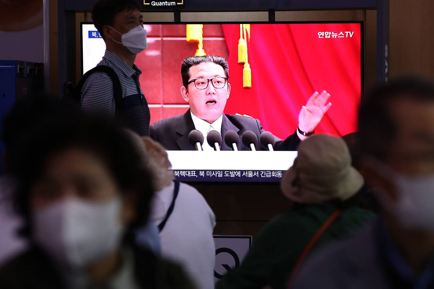 Varias personas observan una emisión de televisión que muestra una imagen de archivo del líder norcoreano Kim Jong-Un en la estación de ferrocarril de Seúl el 05 de junio de 2022 en Seúl, Corea del Sur. Foto de Chung Sung-Jun/Getty Images