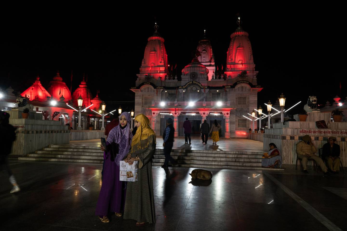 Los visitantes se hacen fotos selfie delante del templo Shri Gorakhnath Mandir en Gorakhpur, Uttar Pradesh, India, el jueves 17 de febrero de 2022. Fotógrafo: Ruhani Kaur/Bloomberg