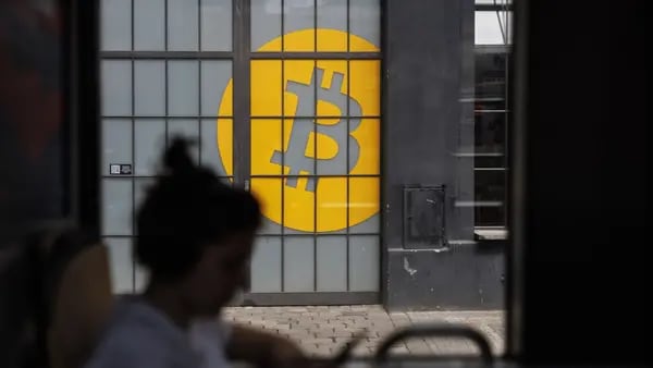 Bitcoin cae a US$23.000 tras cerrar mejor mes de 2022; operadores evalúan rebotedfd