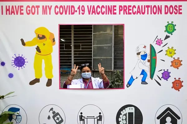 Un trabajador sanitario posa en un centro de vacunación administrando la tercera dosis de "refuerzo" para el coronavirus Covid-19 en Nueva Delhi el 10 de enero de 2022, mientras el país ve un aumento de casos impulsado por ómicron.  Fotógrafo: Sajjad Hussain/AFP/Getty Images