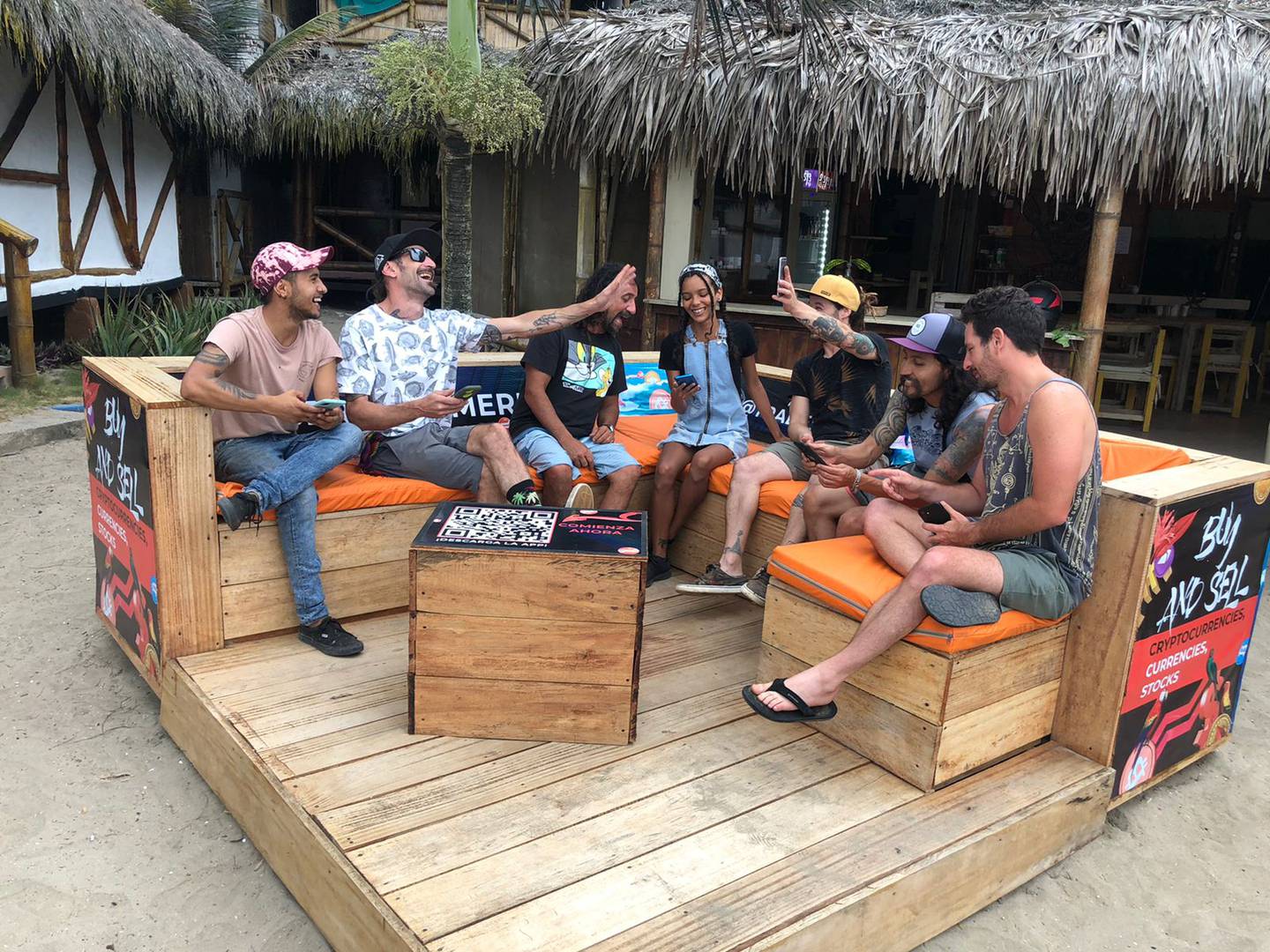 Libertex abrió el primer spot de trading playero en Montañita, una de las playas más concurridas del Ecuador.