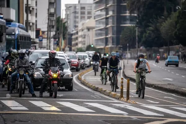 Ciclistas y vehículos a lo largo de la Carrera Séptima en Bogotá, Colombia.