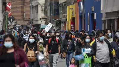 Los personas caminan por las calles centrales de Lima.