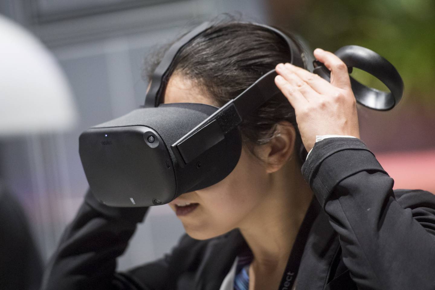 Una persona se prueba un visor de realidad virtual.