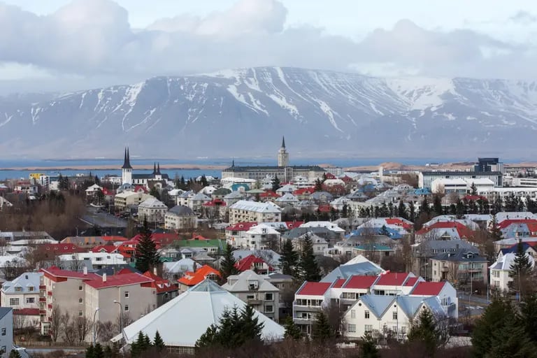 Hoy en día, todos los hogares de Islandia se calientan con energía renovable: el 90% con sistemas de calefacción urbana que aprovechan el agua caliente directamente del subsuelo y el 10% con electricidad generada con el vapor de esa agua o con energía hidroeléctrica. Fotógrafo: Arnaldur Halldorsson/Bloombergdfd