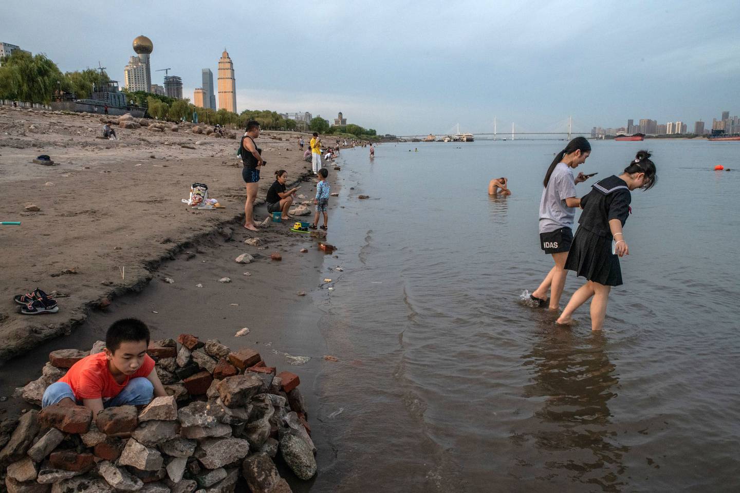 Nadadores a lo largo del río Yangtze en Wuhan, China, el 22 de agosto. Fuente: Bloombergdfd